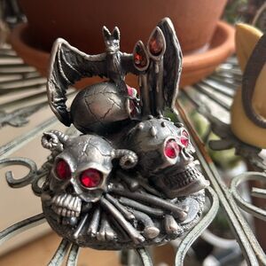 The vampire of the sun 6208 pewter Vtg 1994 the Tudor mint w crystals